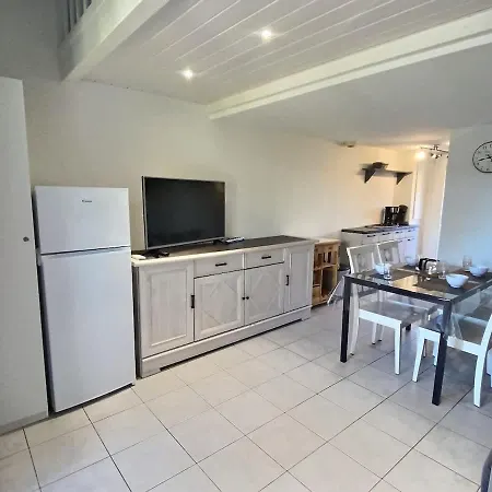 Petit Pavillon Pour 6 Personnes Dans Avec Piscine *