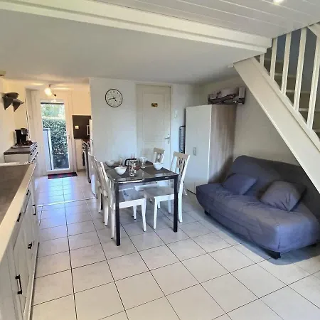 Petit Pavillon Pour 6 Personnes Dans Avec Piscine